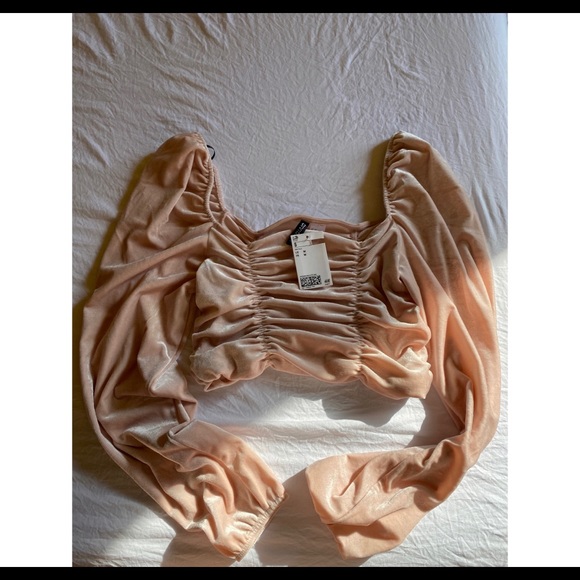 H&M Tops - Beautiful pink velvet ruffle crop top 💕